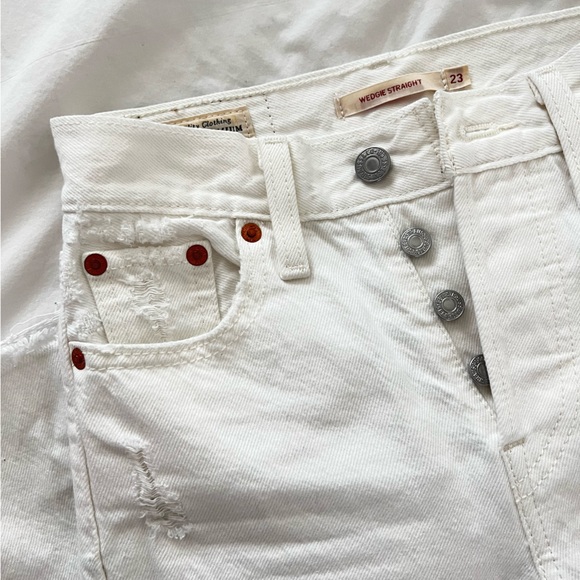 Levi’s Wedgie Straight Jeans, distressed white (Color: Cloud Bank). Size 23 - Picture 5 of 12